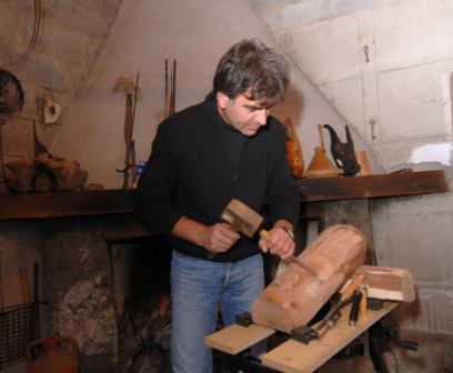 Intagliatore di maschere tradizionali di Olzai (foto G. Murgia, 2010)