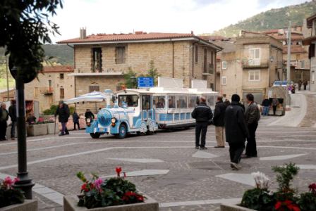 Piazza Su Nodu Mannu con il trenino delle Cortes Apertas (foto G. Murgia 2008)