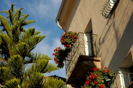 Balcone fiorito nella 'Casa Marchi' (foto G. Murgia, 2007)