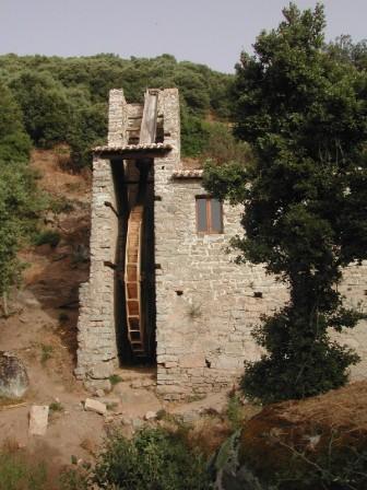 Il mulino ad acqua nel Rio Bisine (foto G. Murgia 2004 - archivio Comune di Olzai)