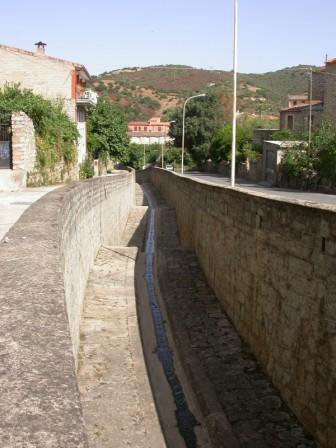 L'arginamento nel Rio Bisine (foto G. Murgia, 2004 - archivio Comune di Olzai)