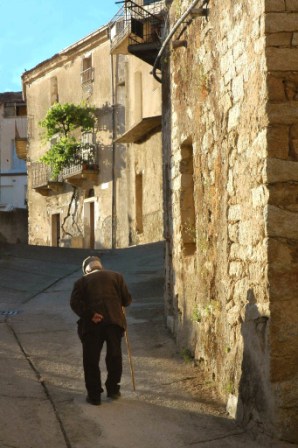 Scorcio di Olzai: via D. A. Atzuni (foto G. Murgia, 2006)